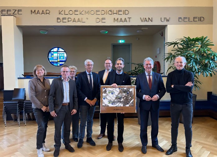 Burgemeester en Wethouders vieren eeuwfeest Hoogvliet Zwijndrecht in historische raadzaal