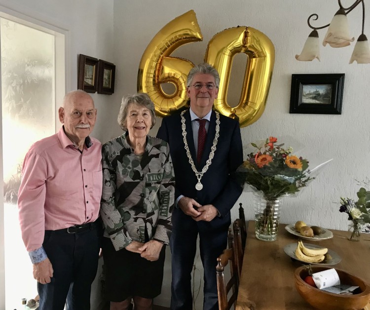Burgemeester feliciteert bruidspaar den Hoed met 60-jarig huwelijksjubileum