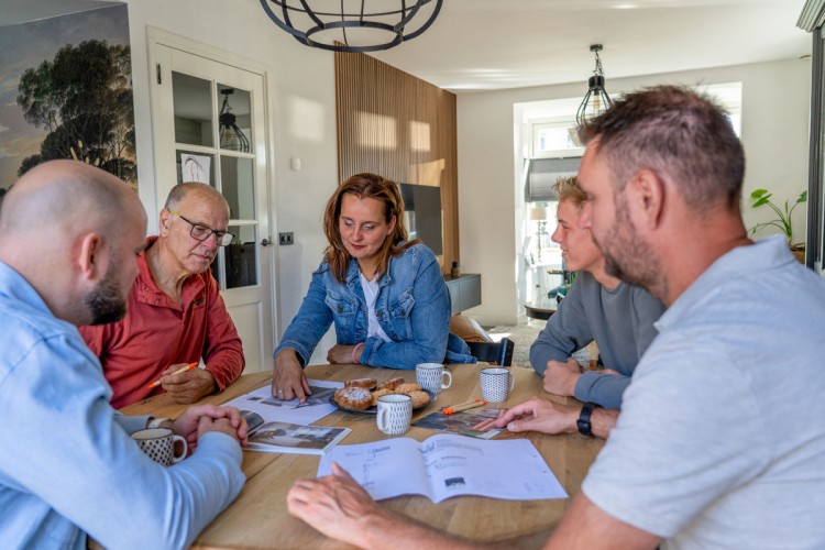 Jan uit Zwijndrecht deelt zijn ervaringen met duurzaam wonen tijdens een thematour