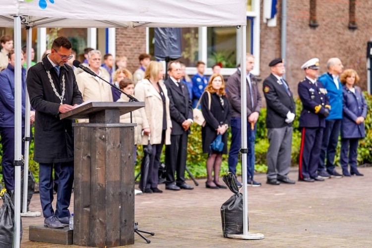 Burgemeester Leon Anink tijdens Dodenherdenking:  "Herhaal de verhalen"