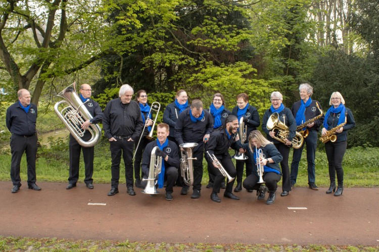 Wie komt onze Stageband versterken?