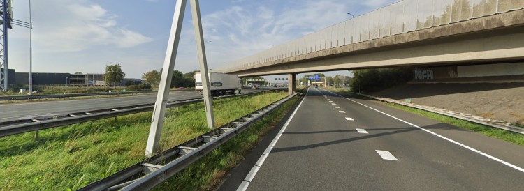 A16 richting Rotterdam urenlang afgesloten vanwege aardappelpulp op de weg