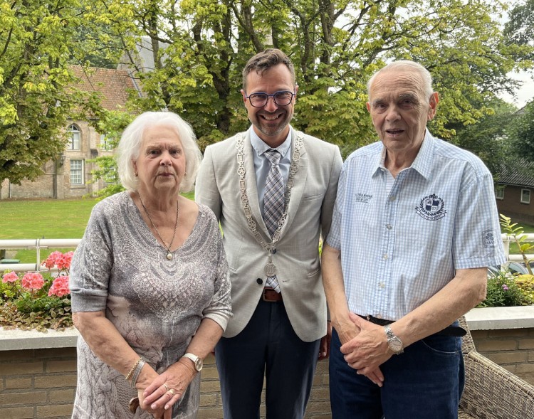 Burgemeester Anink bezocht het diamanten echtpaar Grootendorst-Rijsdijk
