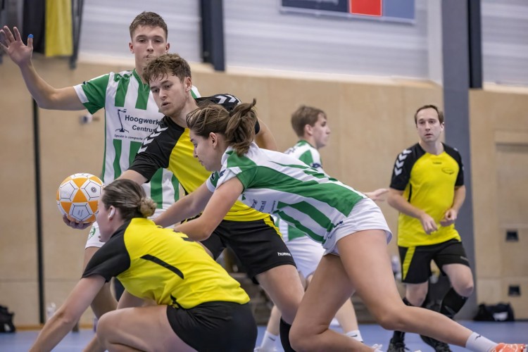 Korfballers sv Conventus pakken eerste overwinning van het zaalseizoen
