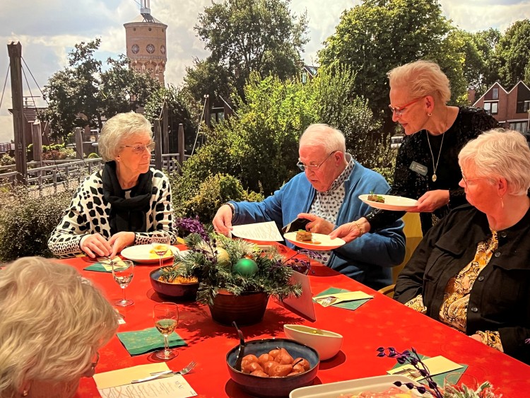 Smaakvol kerstdiner voor ouderen in Albert Schweitzer ziekenhuis
