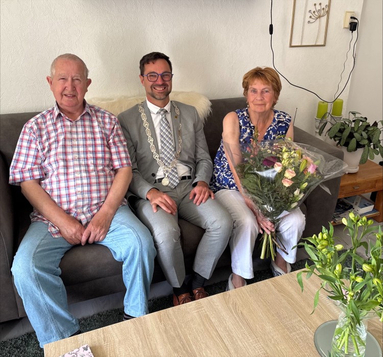 Burgemeester Leon Anink feliciteert bruidspaar van der Ploeg- Adelerhof