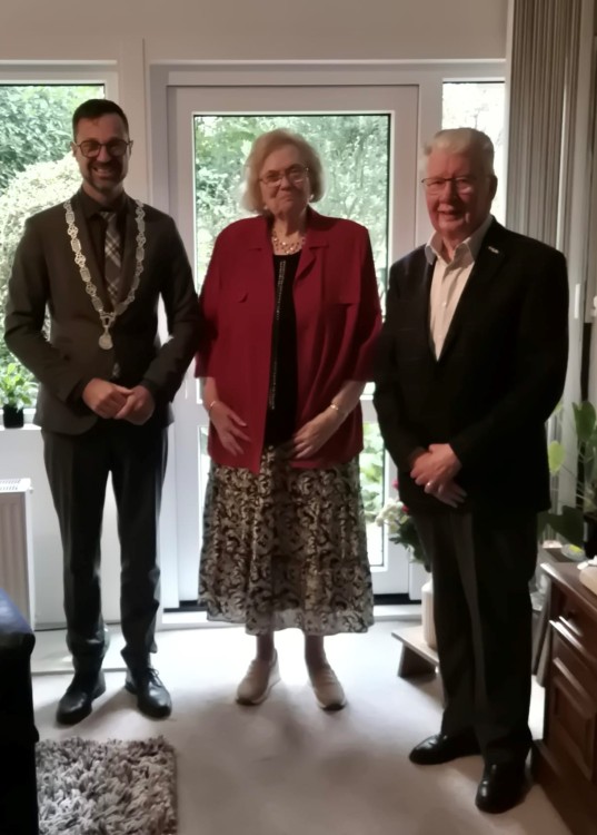 Burgemeester Anink feliciteert diamanten bruidspaar Guns-Tuinman