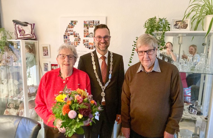 Burgemeester bezoekt 65-jarig bruidspaar Cok-van Duijvenbode