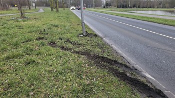 Automobilist doorgereden na aanrijding lantaarnpaal Munnikensteeg