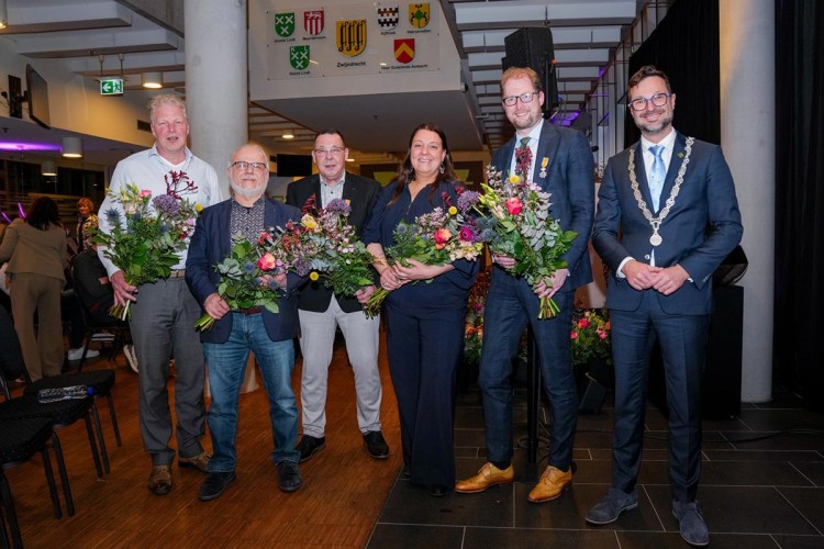 Afscheid met erkenning: vijf raadsleden onderscheiden