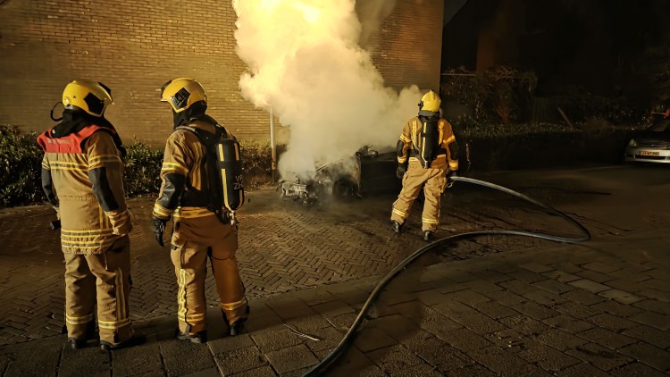 Auto verwoest door nachtelijke brand aan de Nieuwerhoek