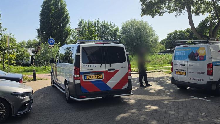 Agenten houden loslopend kind in de gaten in Develpark