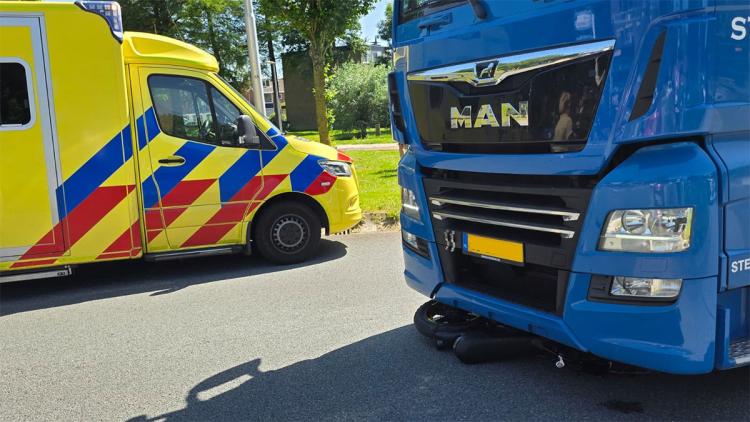 Fatbike onder vrachtwagen aan rotonde Burgemeester Doumaweg