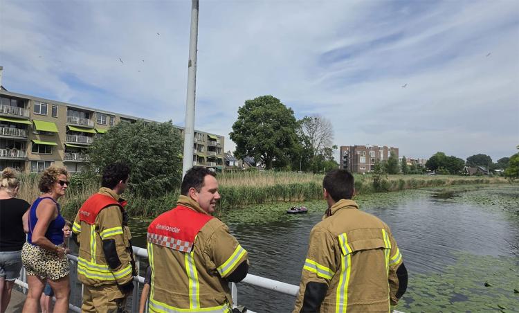 Brandweer redt jongens uit vastgelopen opblaasboot