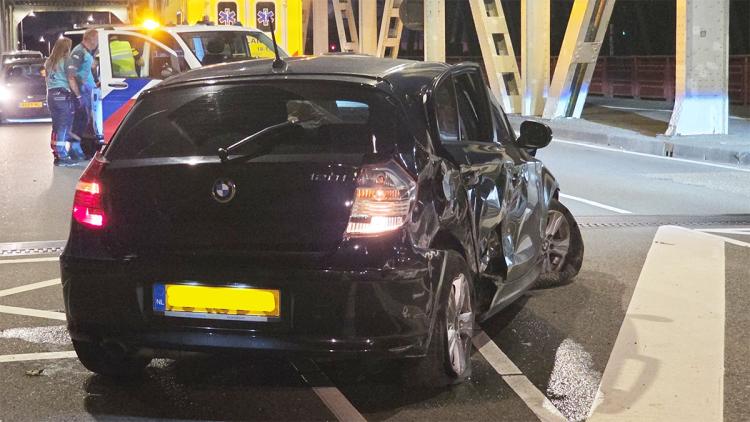 Bestuurder onder invloed aangehouden na eenzijdig ongeval op Stadsbrug