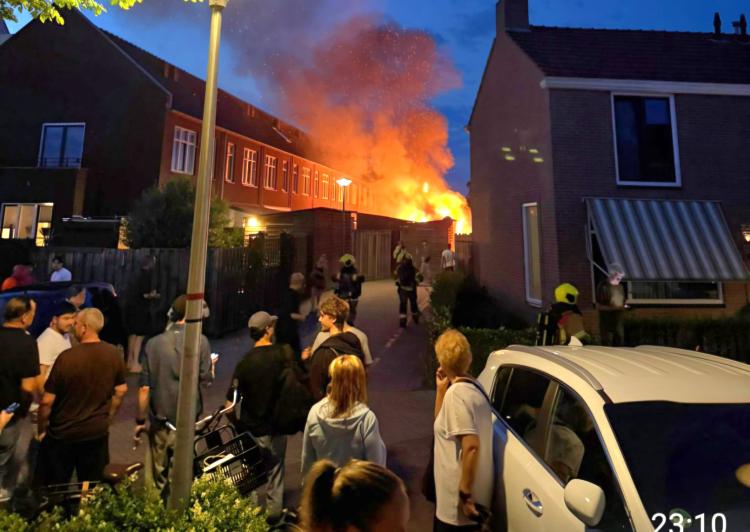 Uitslaande schuurbrand aan Koninginneweg