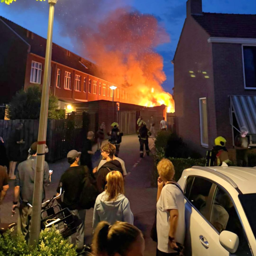 Uitslaande schuurbrand aan Koninginneweg