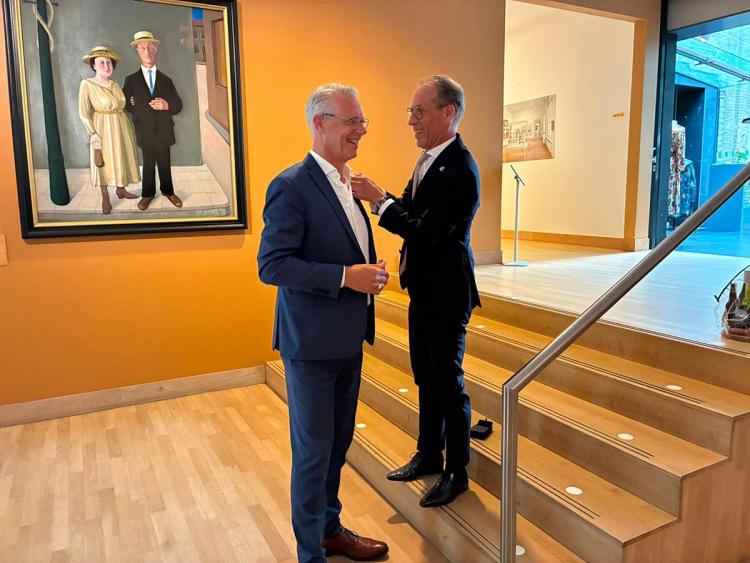 Gemeentesecretaris Carlo Post krijgt erespeld Smart Delta Drechtsteden bij afscheid