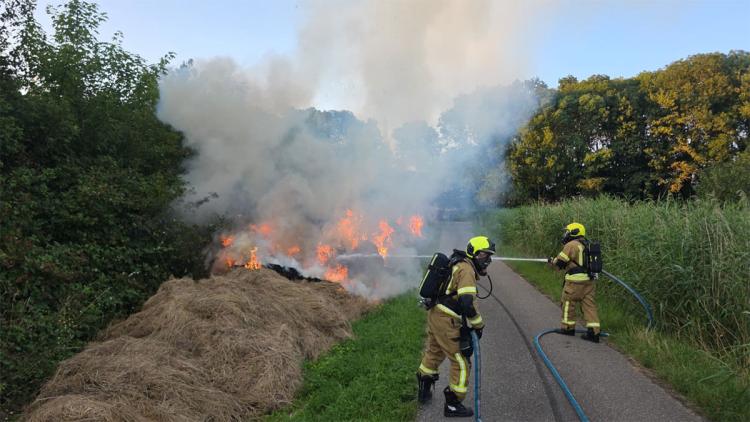 Hooibalen in brand aan de Groenesteeg