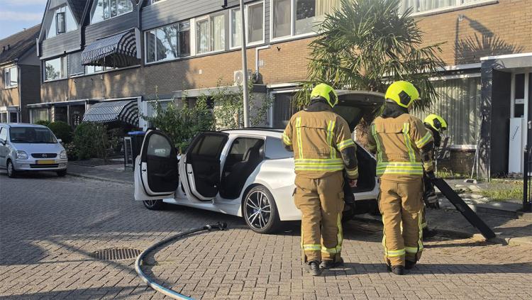 Brandweer grijpt in bij autobrand Jan Vrolijkstraat