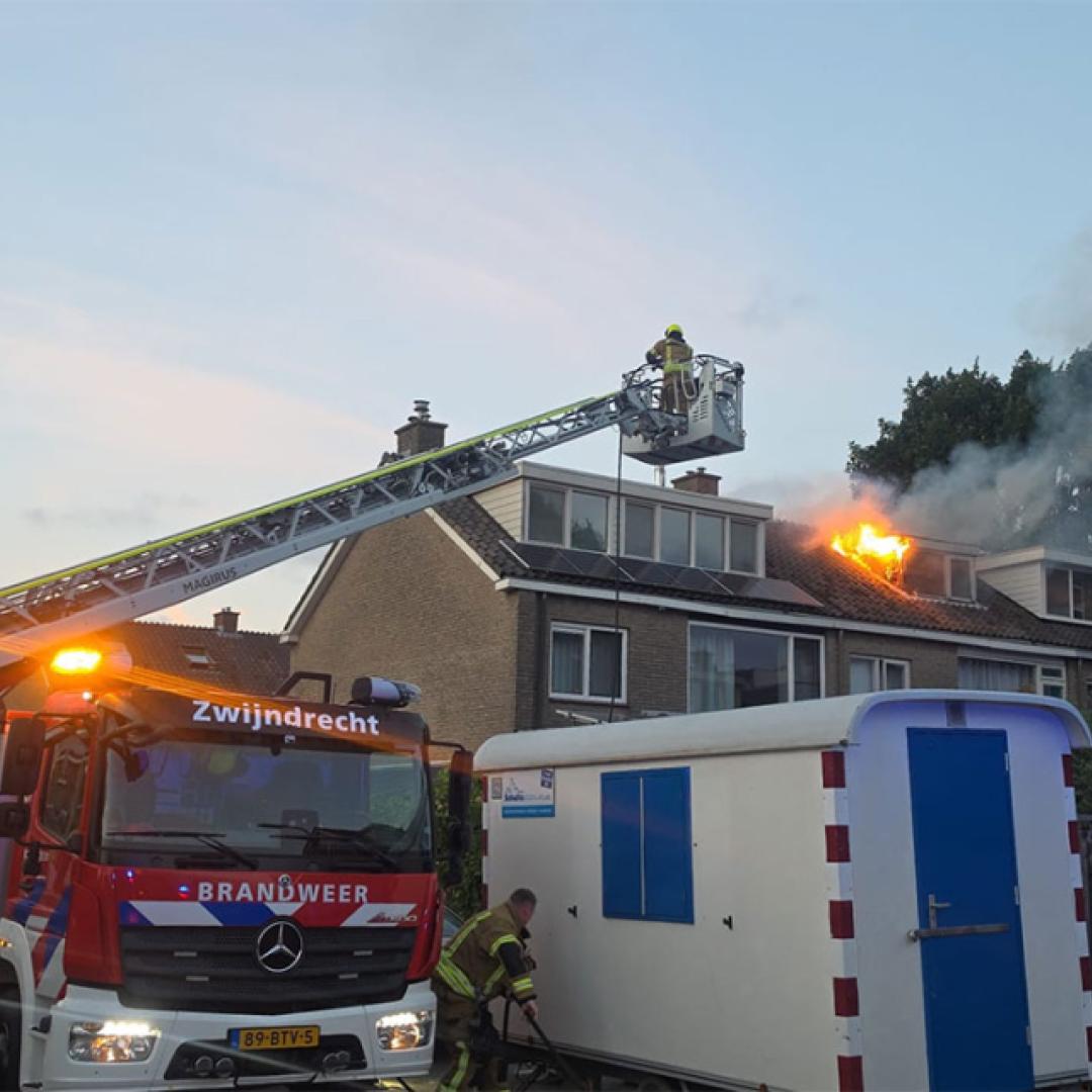 Uitslaande dakbrand aan Waterhoenstraat