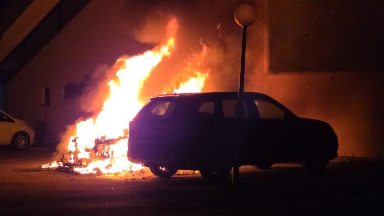 Auto volledig uitgebrand Laan van Nederhoven