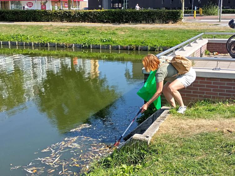 Saskia ziet en doet iets aan het zwerfafval