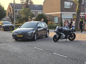 Motorrijder botst op auto op de Buizerdstraat