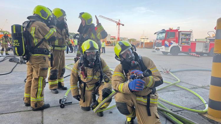 Grote oefening voor brandweer en BHV-team bij Van Leeuwen Buizen in Zwijndrecht