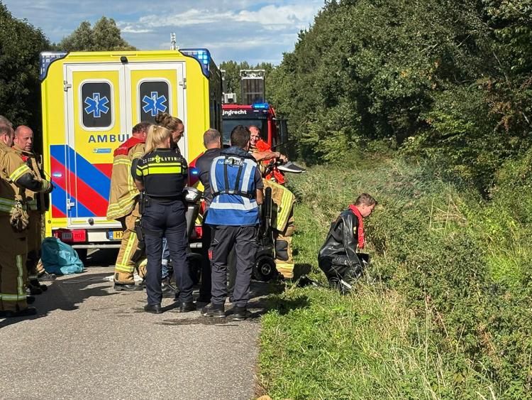 Vrouw belandt met scootmobiel te water