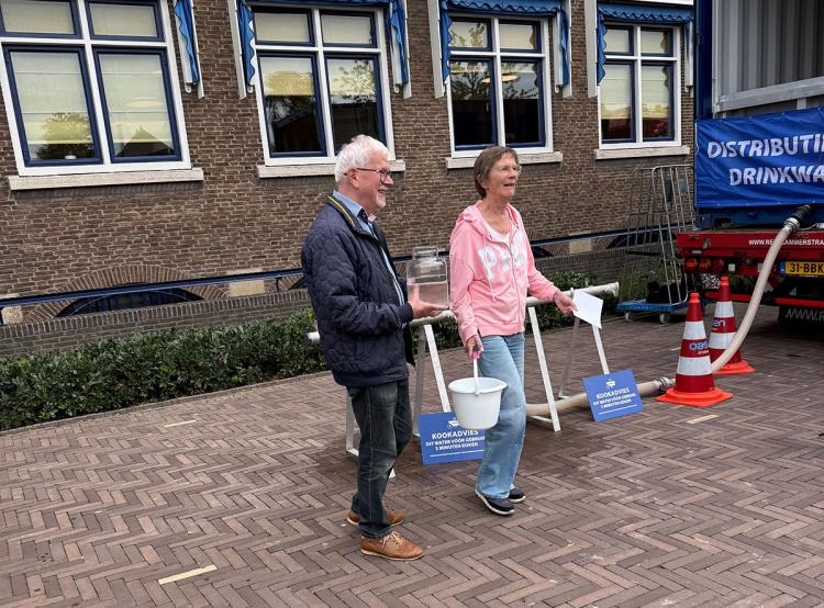 Flessen, emmers en zelfs een buurpoes: zo verliep de drinkwateroefening op het Raadhuisplein