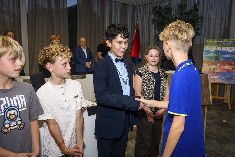 Installatie nieuwe kinderburgemeester en 8 kinderambassadeurs