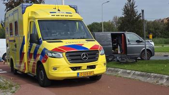Fietser gewond na aanrijding met busje op Pieter Zeemanstraat