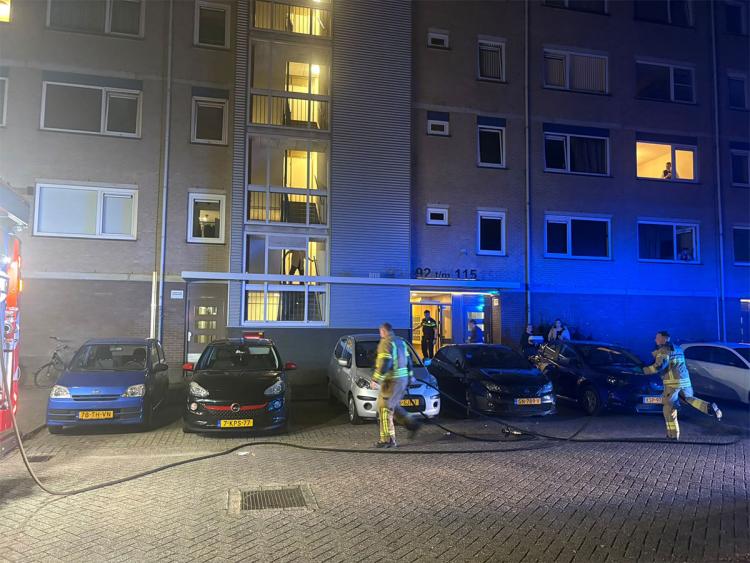 Brandweer breekt deur open na brandmelding in flat aan Tomatenplein