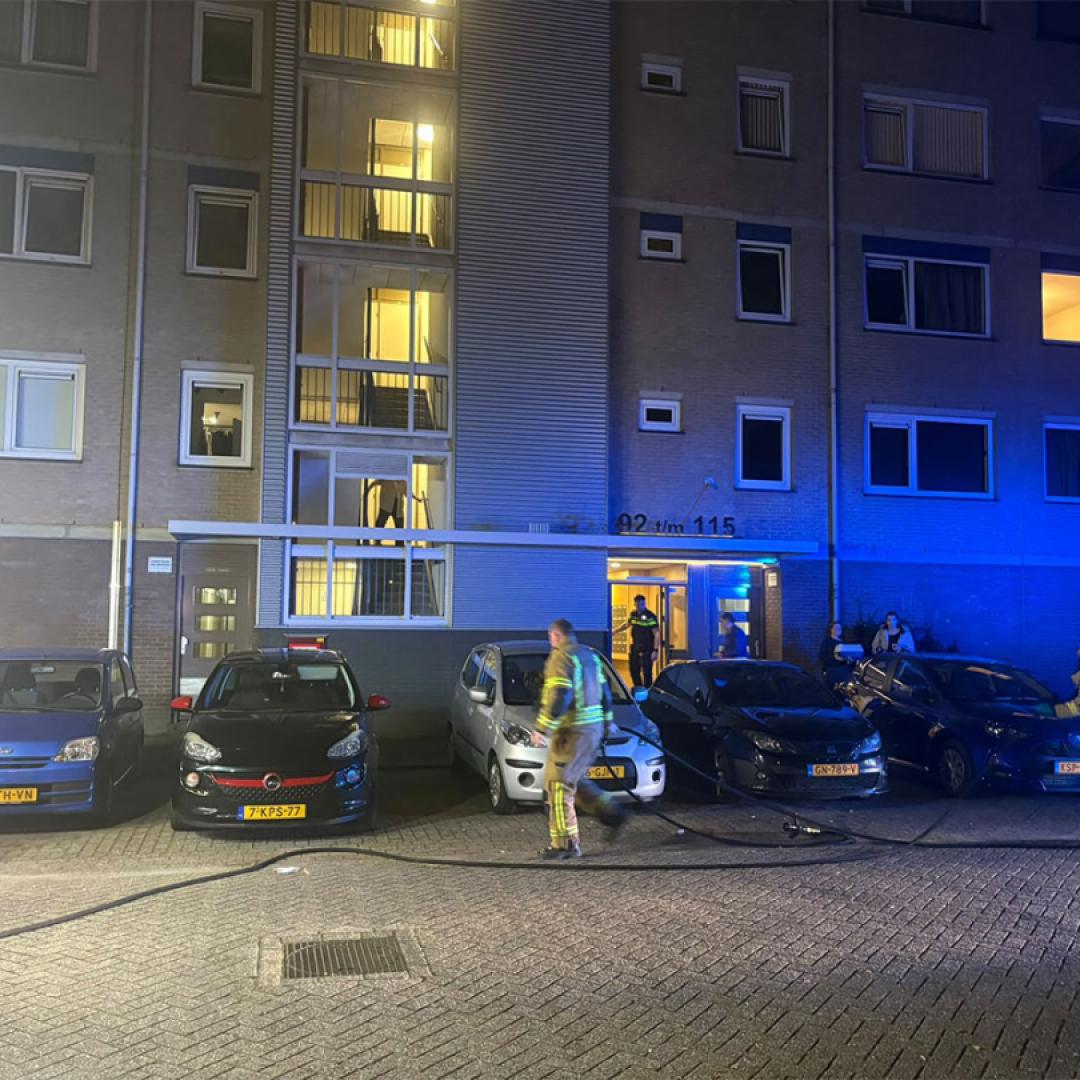 Brandweer breekt deur open na brandmelding in flat aan Tomatenplein