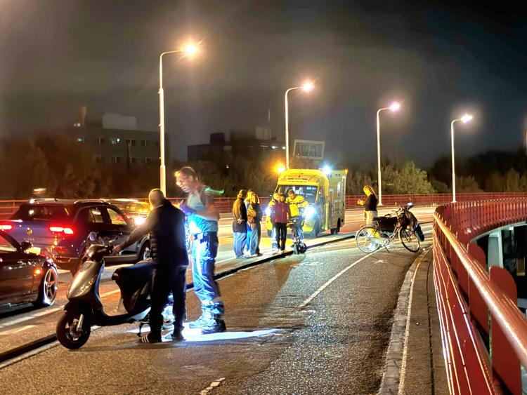 Scooterrijder aangehouden na botsing op Brugweg