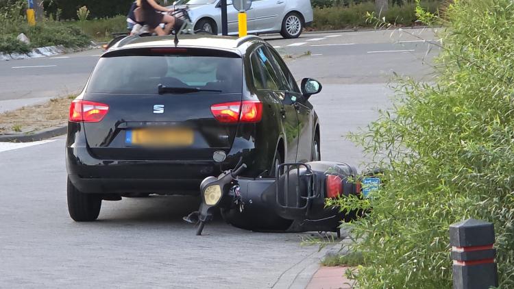 Vrouw op  scooter gewond na aanrijding met auto op IJsselmeer