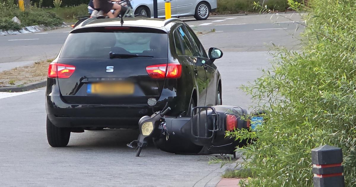 Vrouw op scooter gewond na aanrijding met auto op IJsselmeer