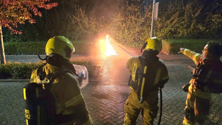 Meerdere prullenbakken in brand op parkeerterrein Albert Schweitzer Ziekenhuis
