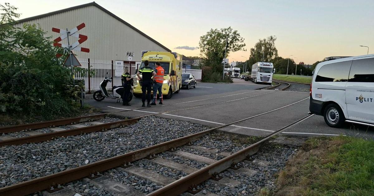 Bezorgscooter onderuit op Lindtsedijk