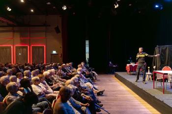 Bijna 200 bezoekers bij theateravond over digitale oplichting in Spektakel