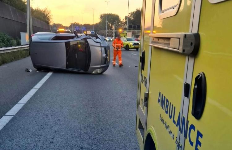 Auto op zijn kant op A16; flinke file richting Rotterdam
