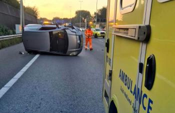 Auto op zijn kant op A16; flinke file richting Rotterdam