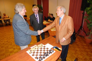 Album afbeelding 7: Buddingh'  schreef een bekend gedicht over de eerste partij tussen Jan Timman (links) en Leo Jansen in 1965. In Sliedrecht was er 50 jaar later weer een ontmoeting.