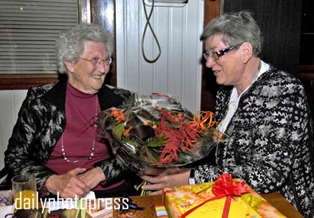 Burgemeester Maria Wiebosch bezoekt 100-jarige mevrouw Van der Rhee-De Bruijne