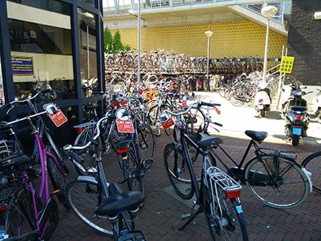 Gemeente gaat verkeerd gestalde fietsen bij station verwijderen