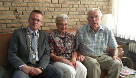 Locoburgemeester bezoekt 60-jarig bruidspaar Schilt