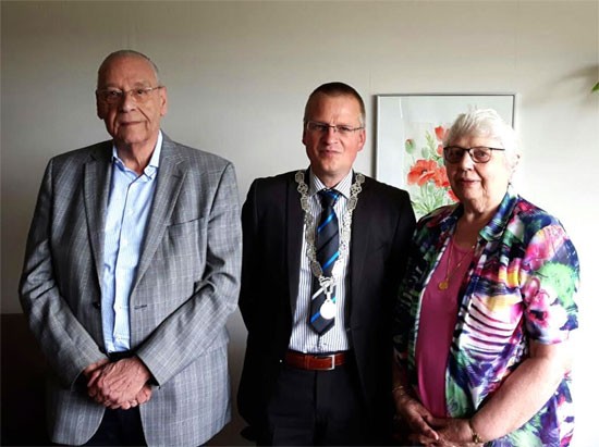 Locoburgemeester Kreukniet bezoekt 60 jarig huwelijkspaar Teeuw-Nieuwpoort