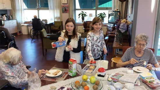 Meiden van 10 jaar vrijwilliger bij de Swinhove Groep