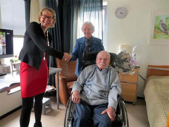 Locoburgemeester Jolanda de Witte bezoekt 60 jarig huwelijkspaar Rosmolen
